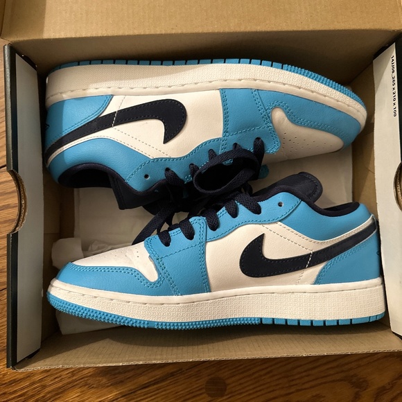 WHITE/DK POWDER BLUE OBSIDIAN AIR JORDAN LOW